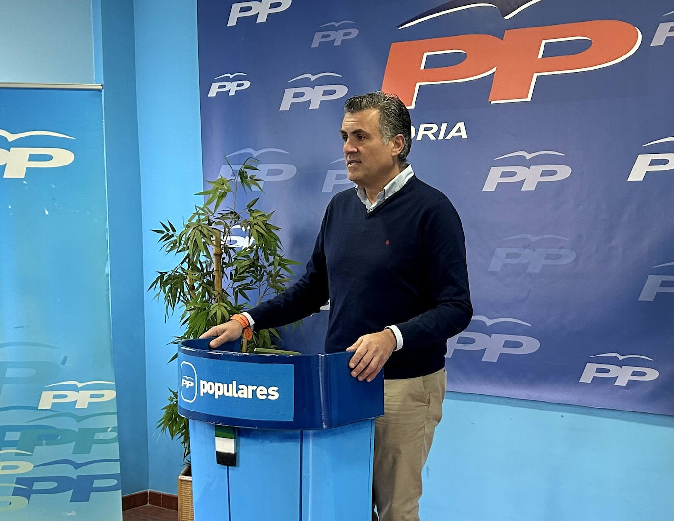 Comparecencia de José Manuel García Ballestero en la sede del PP de Coria. 