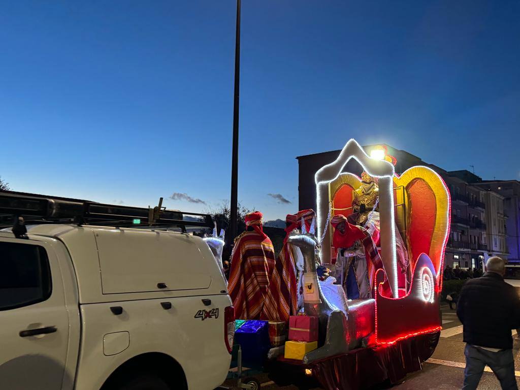 Cientos de caurienses acogen a los Reyes Magos en su llegada a Coria