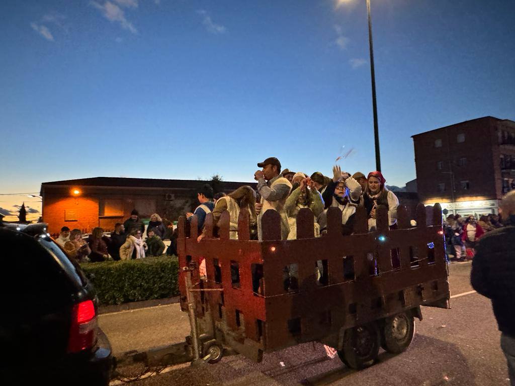 Cientos de caurienses acogen a los Reyes Magos en su llegada a Coria