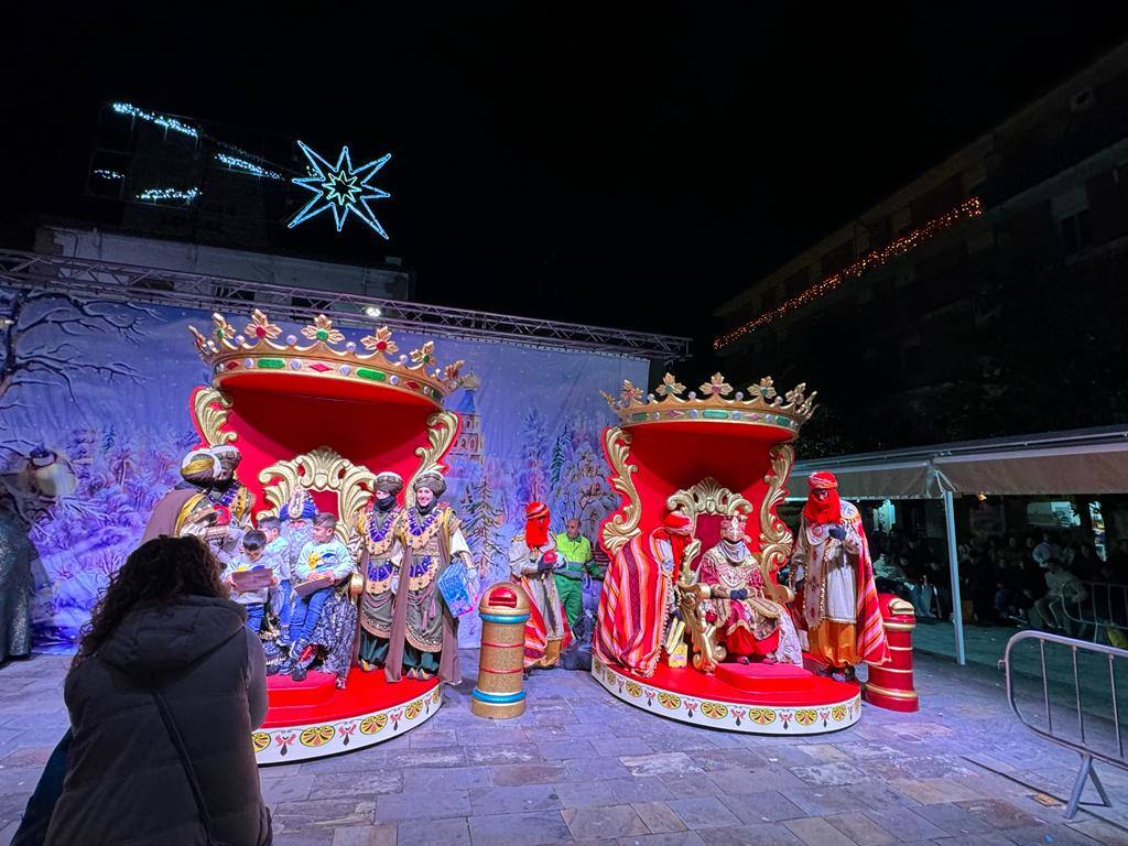 Cientos de caurienses acogen a los Reyes Magos en su llegada a Coria
