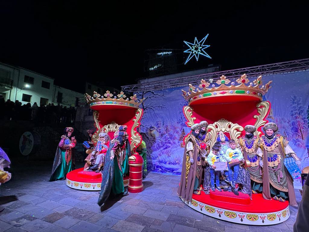 Cientos de caurienses acogen a los Reyes Magos en su llegada a Coria