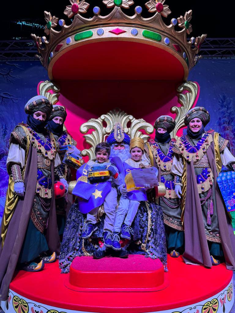 Cientos de caurienses acogen a los Reyes Magos en su llegada a Coria