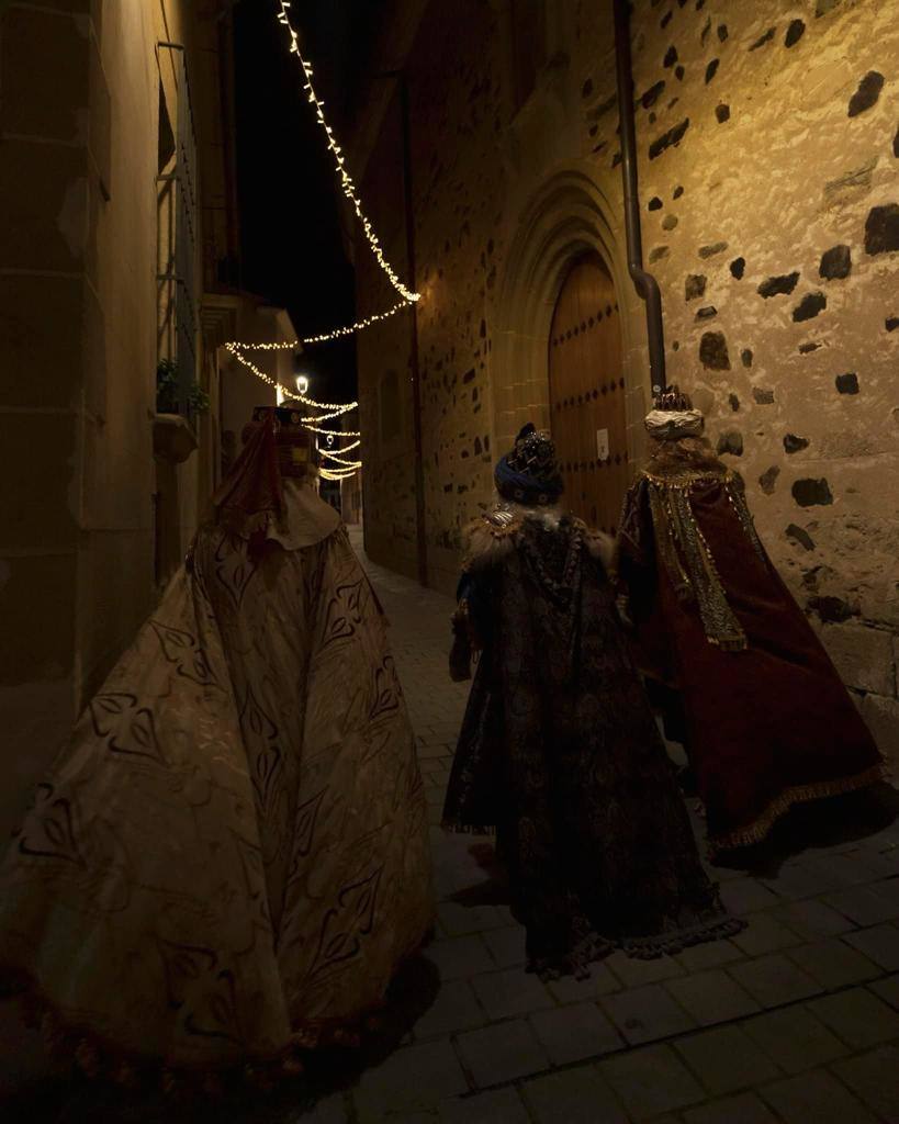Cientos de caurienses acogen a los Reyes Magos en su llegada a Coria
