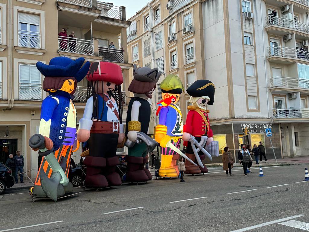 Cientos de caurienses acogen a los Reyes Magos en su llegada a Coria
