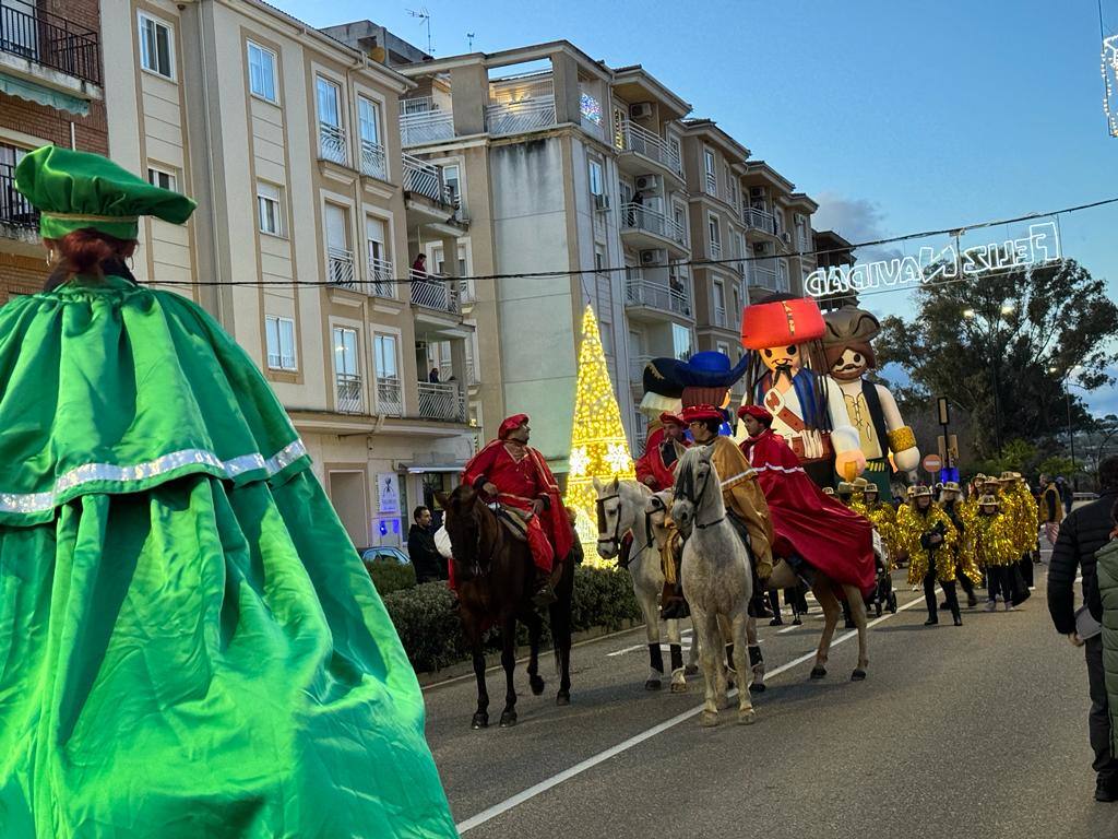 Cientos de caurienses acogen a los Reyes Magos en su llegada a Coria
