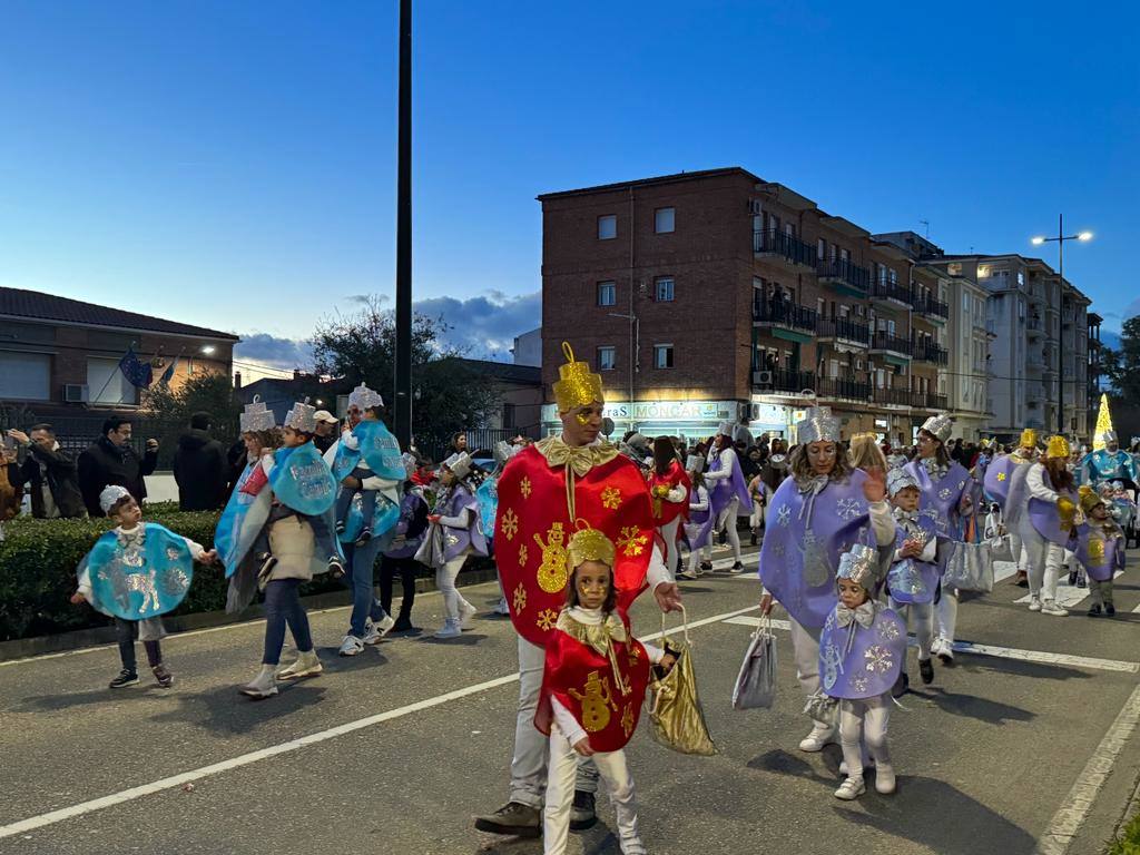 Cientos de caurienses acogen a los Reyes Magos en su llegada a Coria