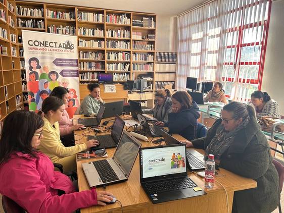 El programa «ConectadAs» forma en competencias digitales a más de 8700 mujeres en entornos rurales