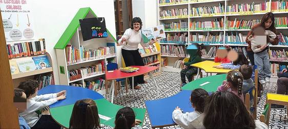 La Biblioteca Municipal organiza un cuentacuentos en los centros educativos «Virgen de Argeme» y «Camilo Hernández»