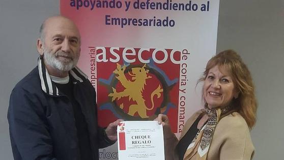 Elena Bienvenida gana el premio de la campaña «Comercio de Coria enamora» de ASECOC