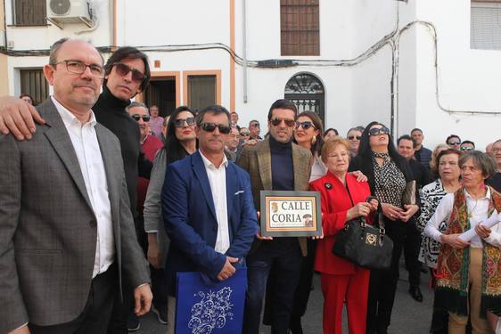 La Calle Coria de Torrejoncillo ya se dedica al torero Emilio de Justo