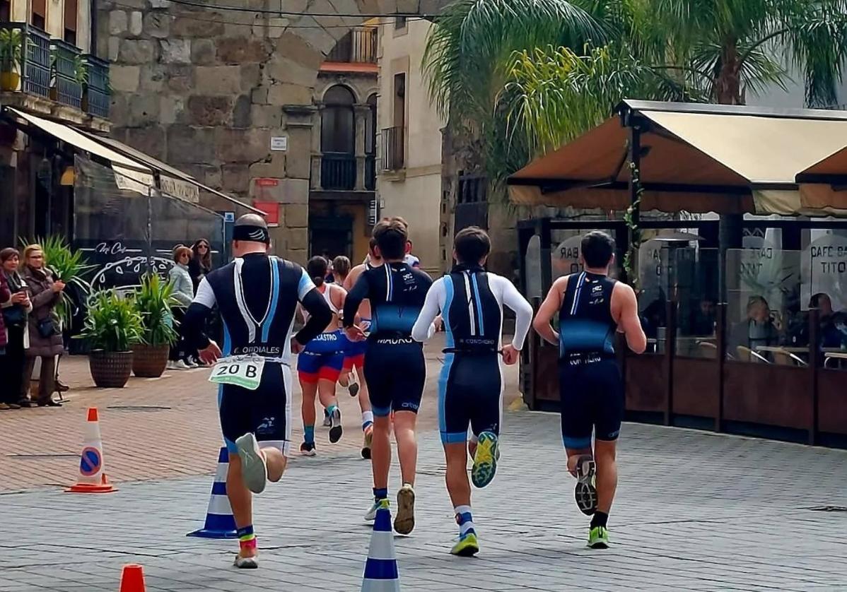 El Club Natación Cáceres Los Delfines, Capex y el Club Triatlón Don Benito ganan el V Duatlón Sprint Diego Paredes