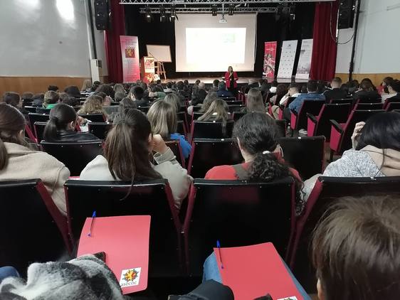 Cerca de 200 alumnos se acercan al emprendimiento en la primera sesión de las Jornadas de la «II Semana de la Empresa y el Emprendimiento»