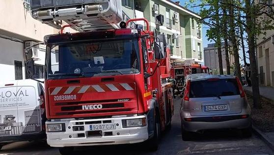 Un incendio en la calle Alhambra de Coria deja daños en un bloque de viviendas
