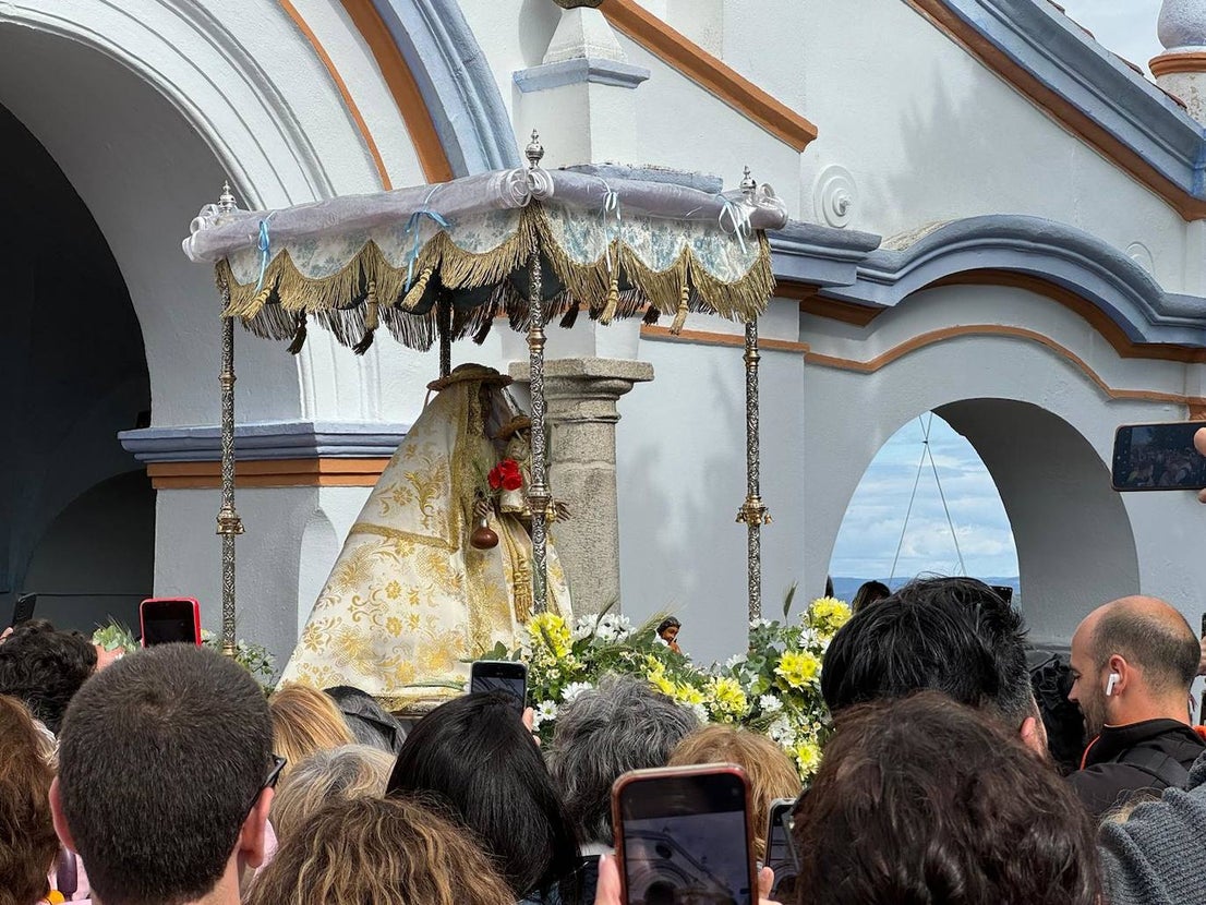 Miles de caurienses reciben a la Morenita en su llegada a Coria