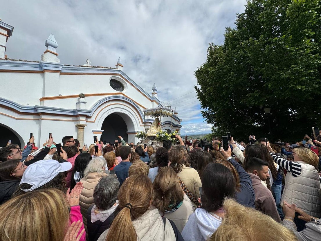Miles de caurienses reciben a la Morenita en su llegada a Coria
