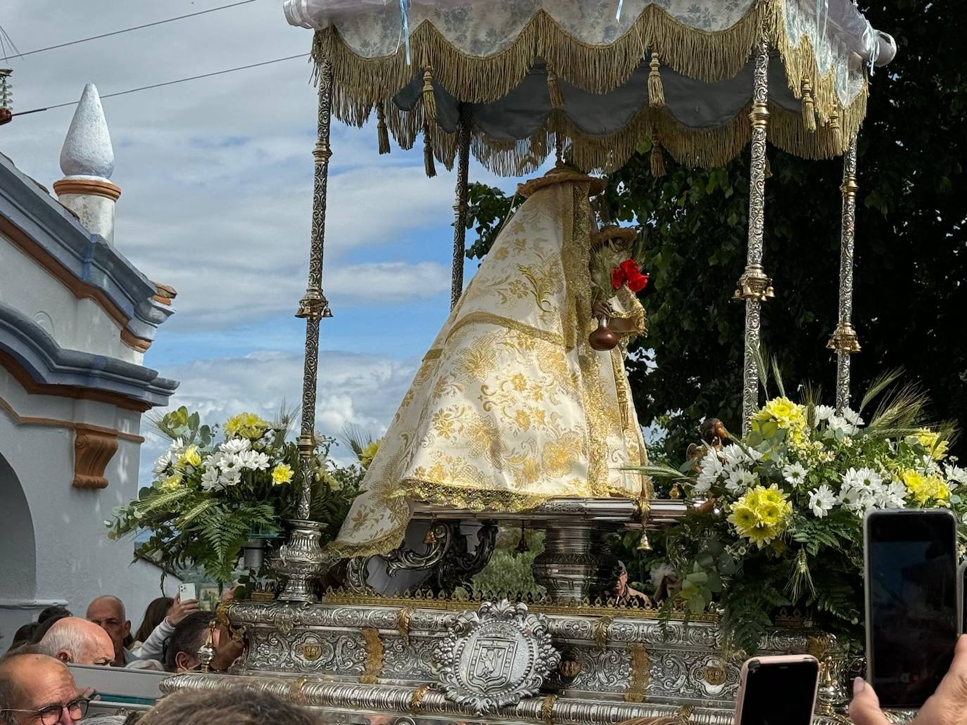 Miles de caurienses reciben a la Morenita en su llegada a Coria