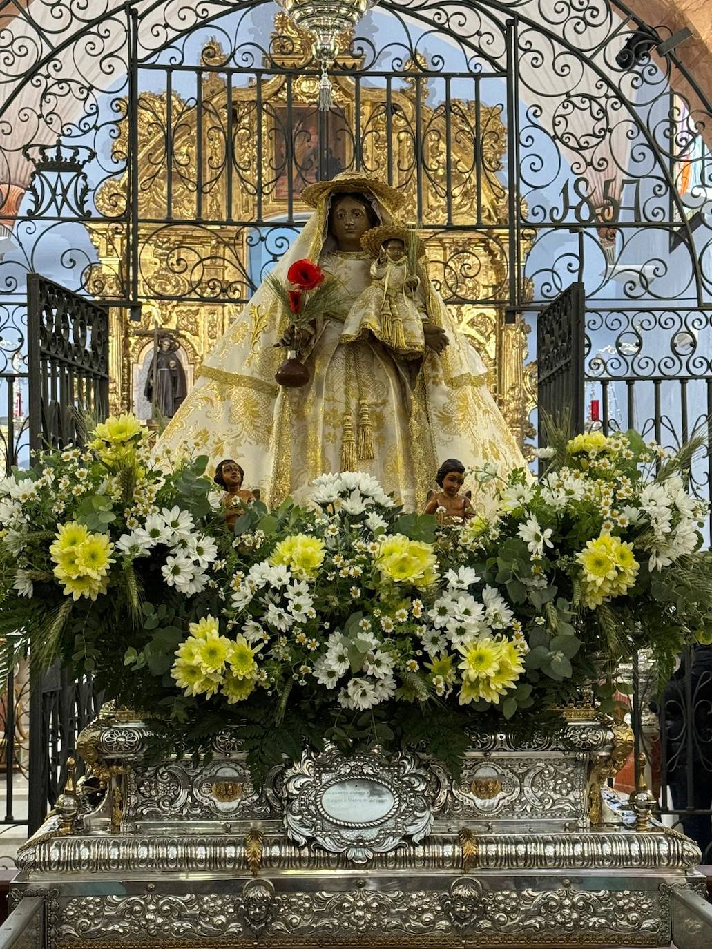 Miles de caurienses reciben a la Morenita en su llegada a Coria