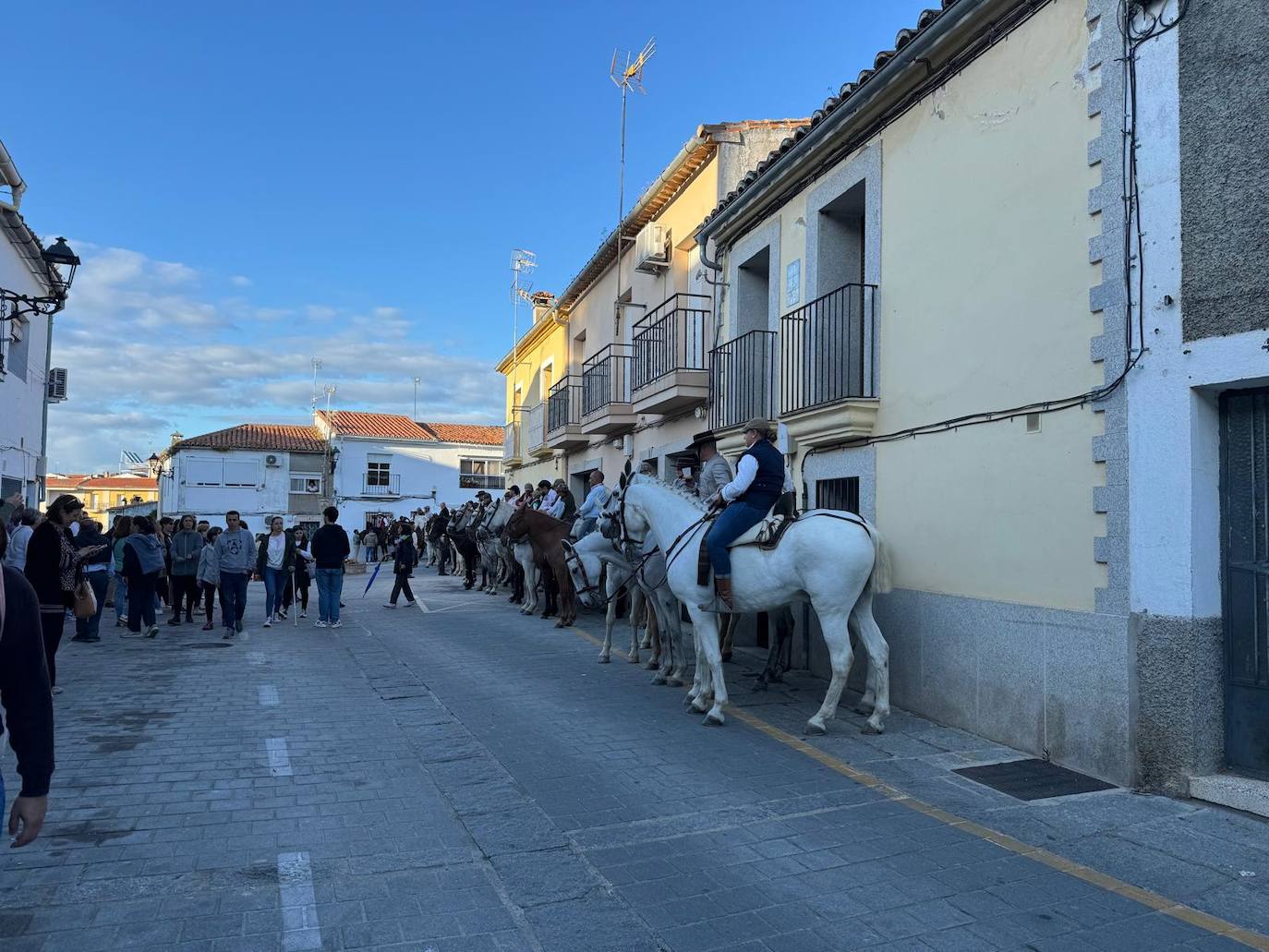 Miles de caurienses reciben a la Morenita en su llegada a Coria