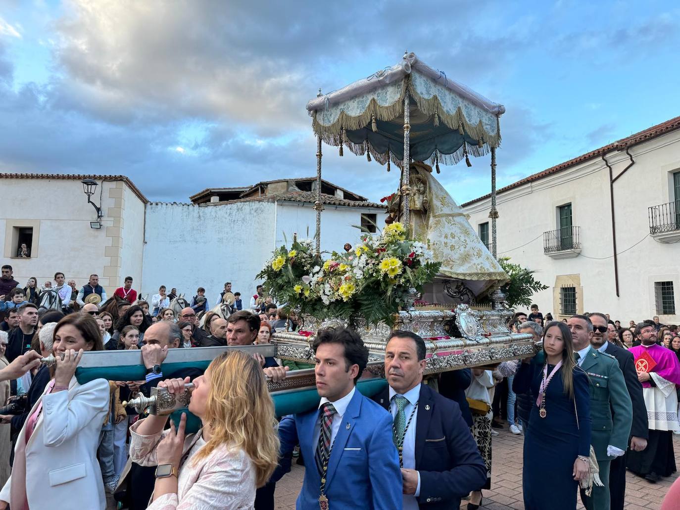 Miles de caurienses reciben a la Morenita en su llegada a Coria