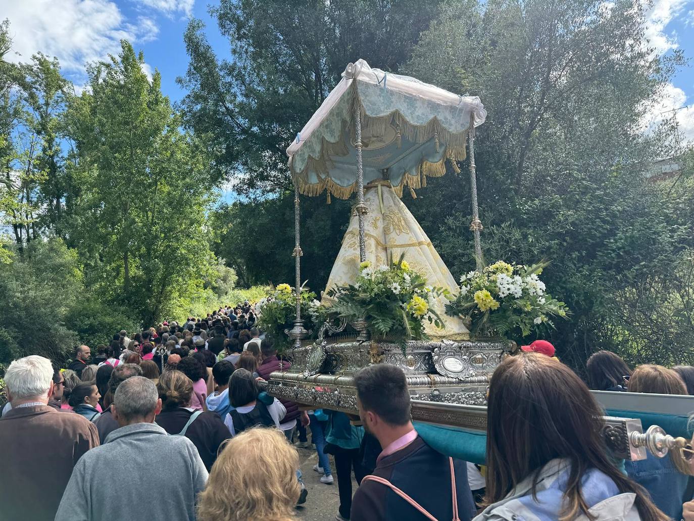 Miles de caurienses reciben a la Morenita en su llegada a Coria