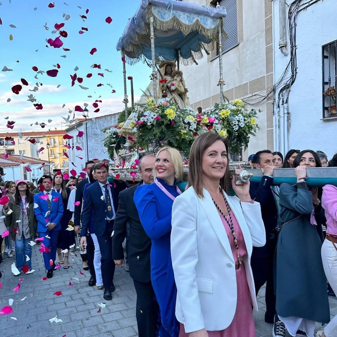 Miles de caurienses reciben a la Morenita en su llegada a Coria