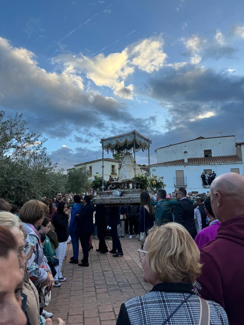 Miles de caurienses reciben a la Morenita en su llegada a Coria