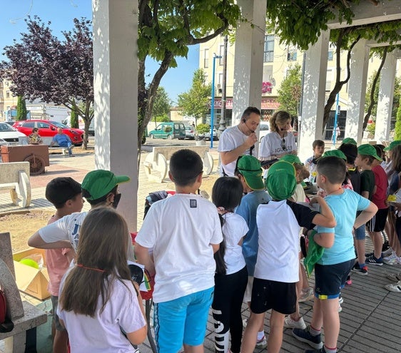 Material tiflotécnico, adaptaciones educativas con personas ciegas, en la Semana del Grupo Social ONCE Extremadura 2024