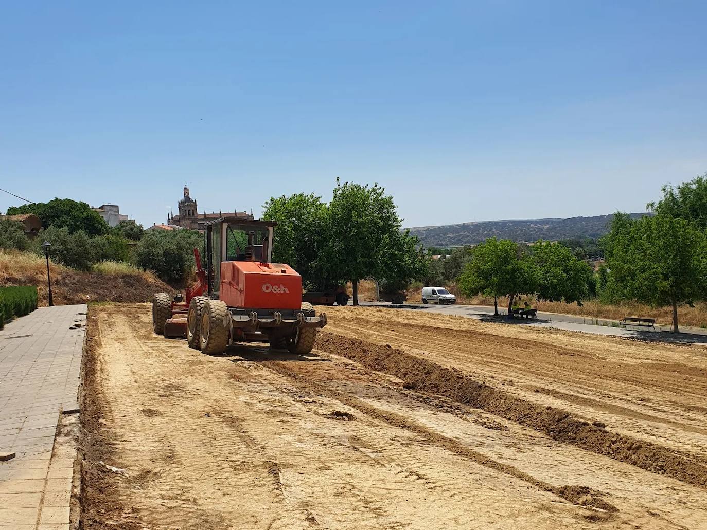 Inician las obras de la nueva zona de aparcamiento en la calle de los Carros de Coria