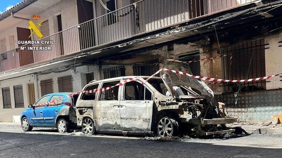 Incendian un vehículo en Moraleja y la Guardia Civil rescata a un matrimonio ante el peligro de las llamas