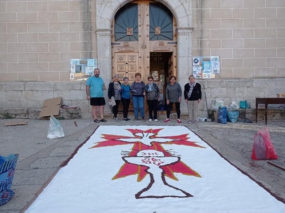 Cáritas presente en la alfombra de sal en el Corpus Christi de Torrejoncillo
