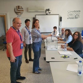 La alcaldesa de Coria ejerciendo su derecho a voto.
