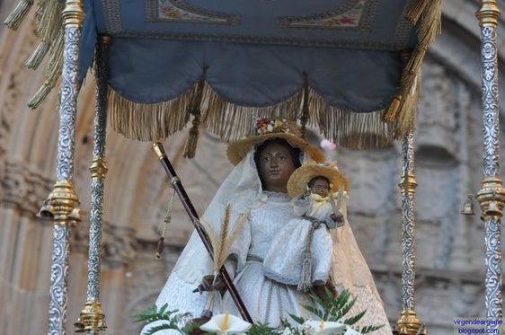Ofrecimiento del Abanderado y Peñas de San Juan a la Virgen de Argeme