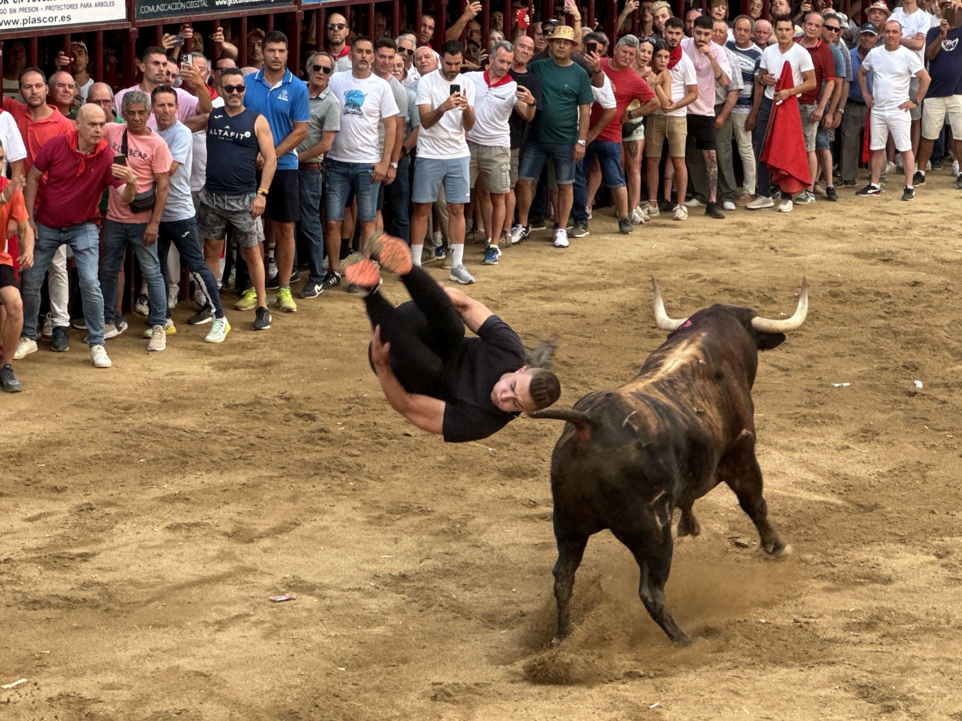 Ayende extiende su bravura desde la Plaza hasta las calles de Coria
