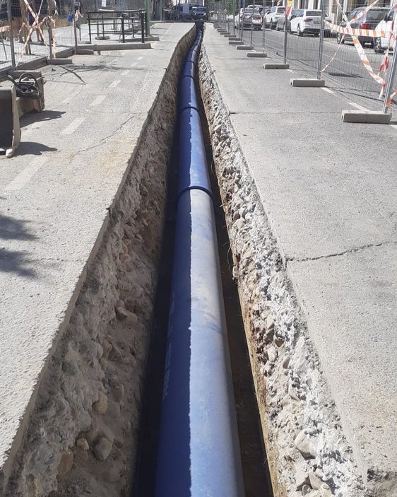 Avance progresivo en las obras de la avenida Alfonso VII de Coria: Montaje de la nueva tubería en marcha