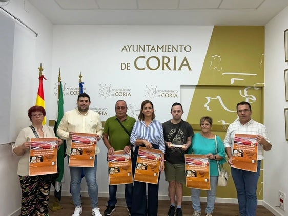 La plaza del Rollo es el escenario elegido para el IV Encuentro Benéfico de Cortadores de Jamón «Ciudad de Coria»