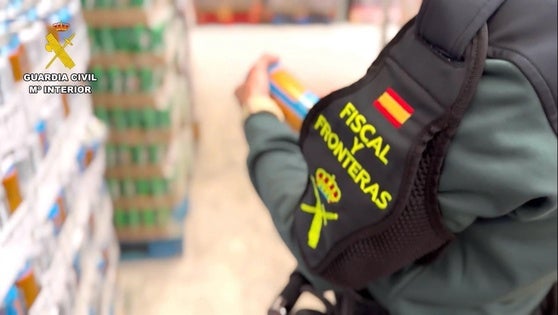 Inmovilizadas en un establecimiento de Coria 430 latas de refresco sin etiquetado en castellano