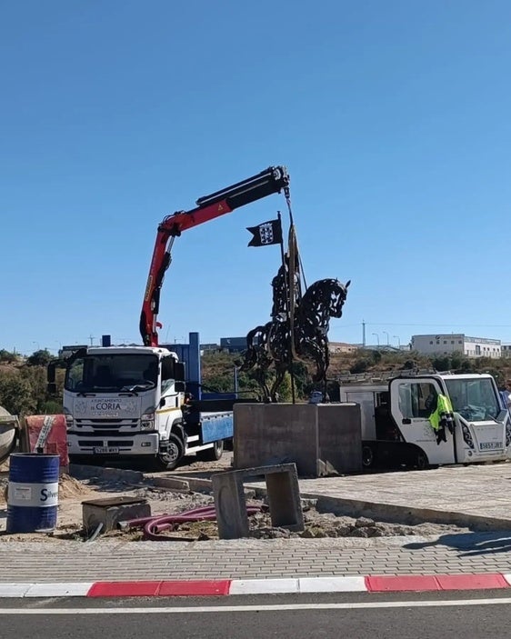 Instalan una escultura de Alfonso VII en la rotonda de la Avenida de Brasil