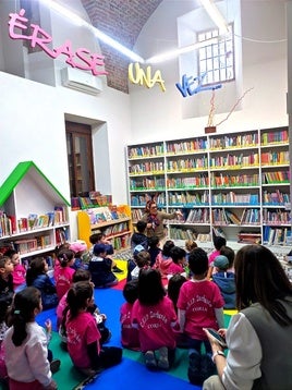 Niños en la biblioteca.
