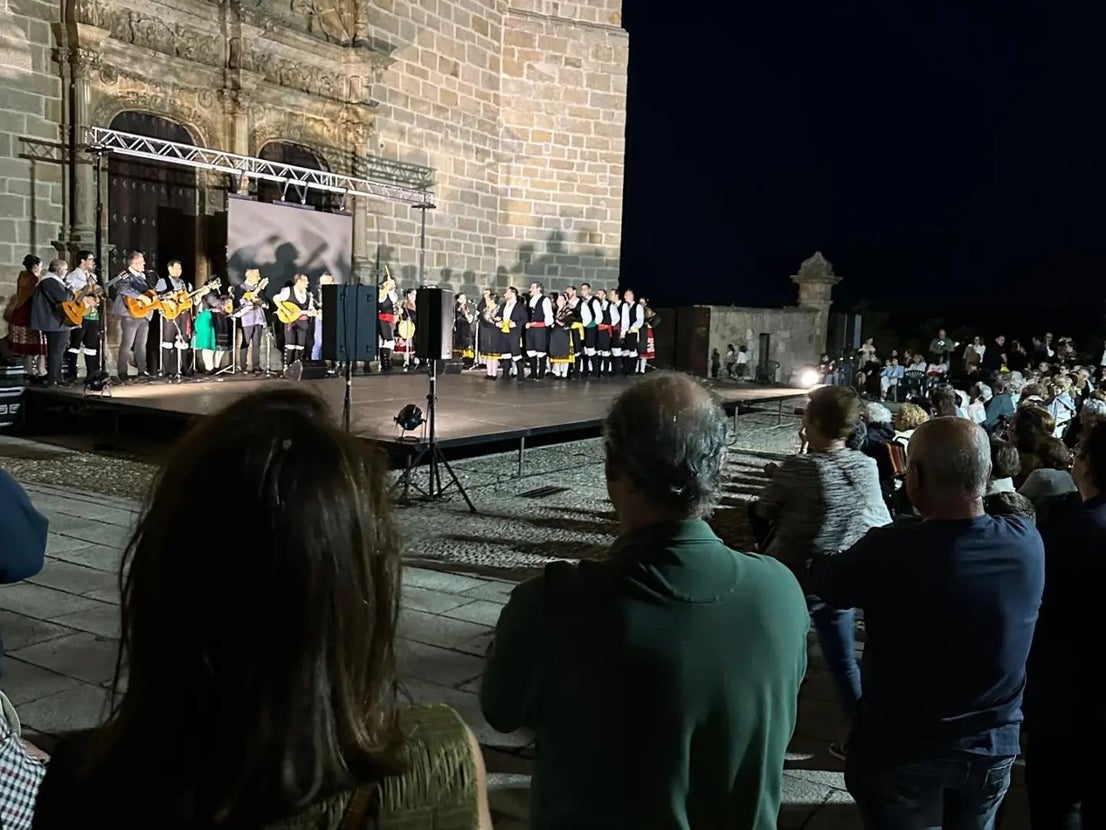 Homenaje a Pilar Boceta, artesana del picao, por parte de Coros y Danzas de Coria