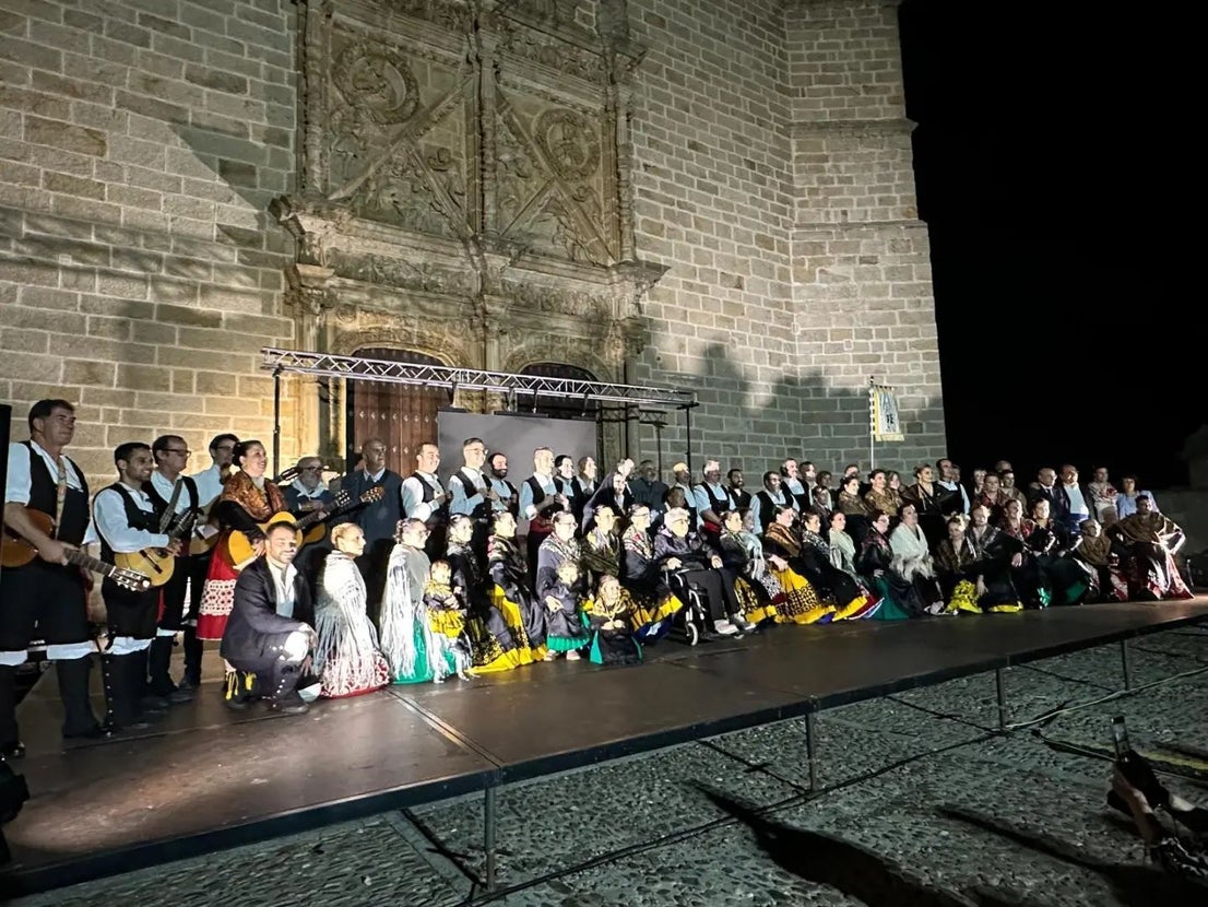 Homenaje a Pilar Boceta, artesana del picao, por parte de Coros y Danzas de Coria