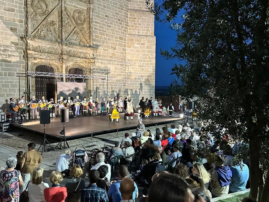 Homenaje a Pilar Boceta, artesana del picao, por parte de Coros y Danzas de Coria