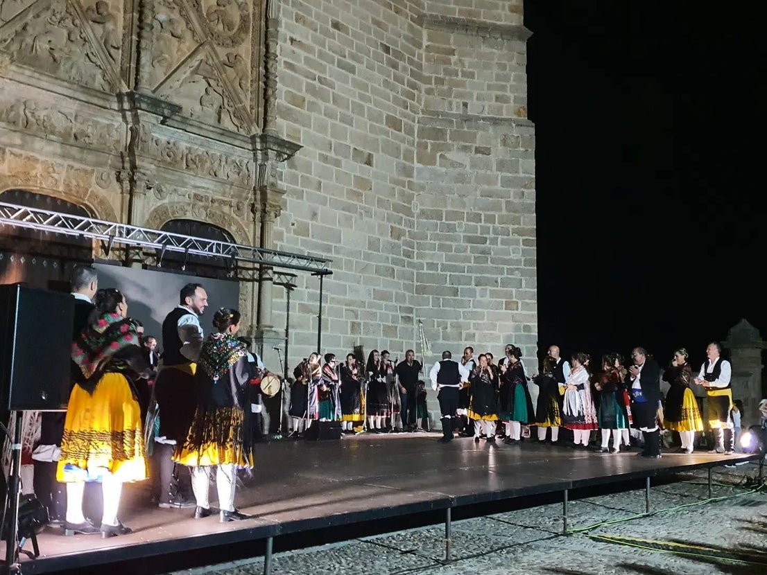Homenaje a Pilar Boceta, artesana del picao, por parte de Coros y Danzas de Coria