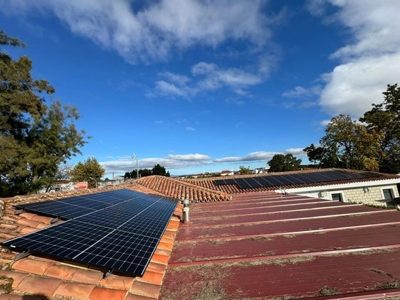 Coria instala placas solares en las tres piscinas municipales