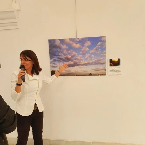 Nieves Agut inaugura su exposición «La Ventana de Carmen» en la Asamblea de Extremadura