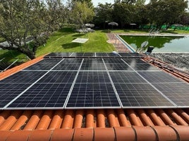 Placas en las piscinas de Coria.