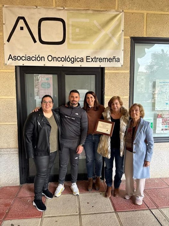 AOEX Coria recibe un donativo de 650 euros de la Peña «El 27»