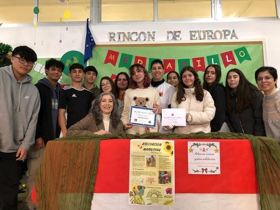 El IES Alagón de Coria entrega 492,50 euros a la Asociación Manutina tras su mercadillo navideño solidario