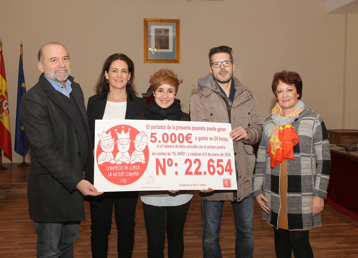 Entrega del cheque a la ganadora