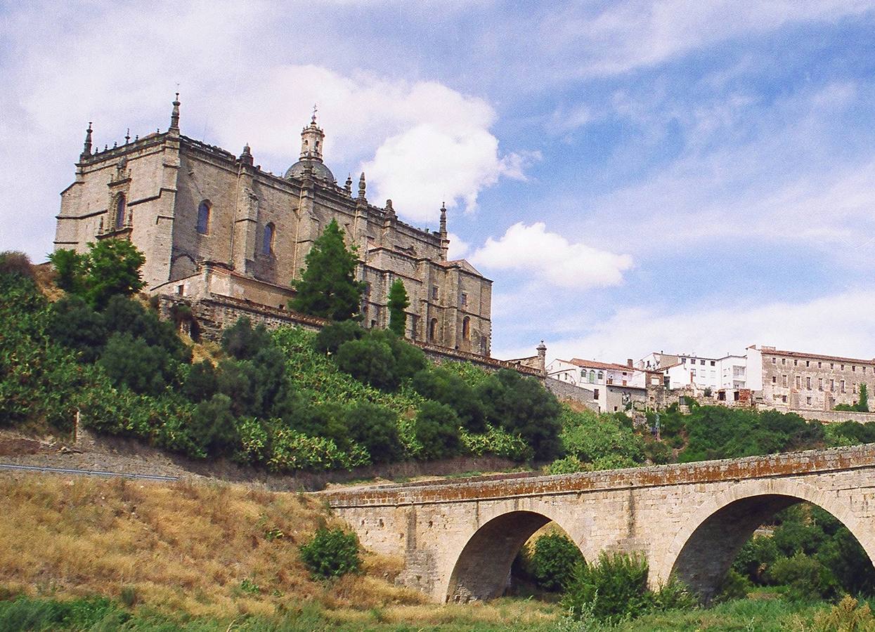 Catedral de Coria con puente romano