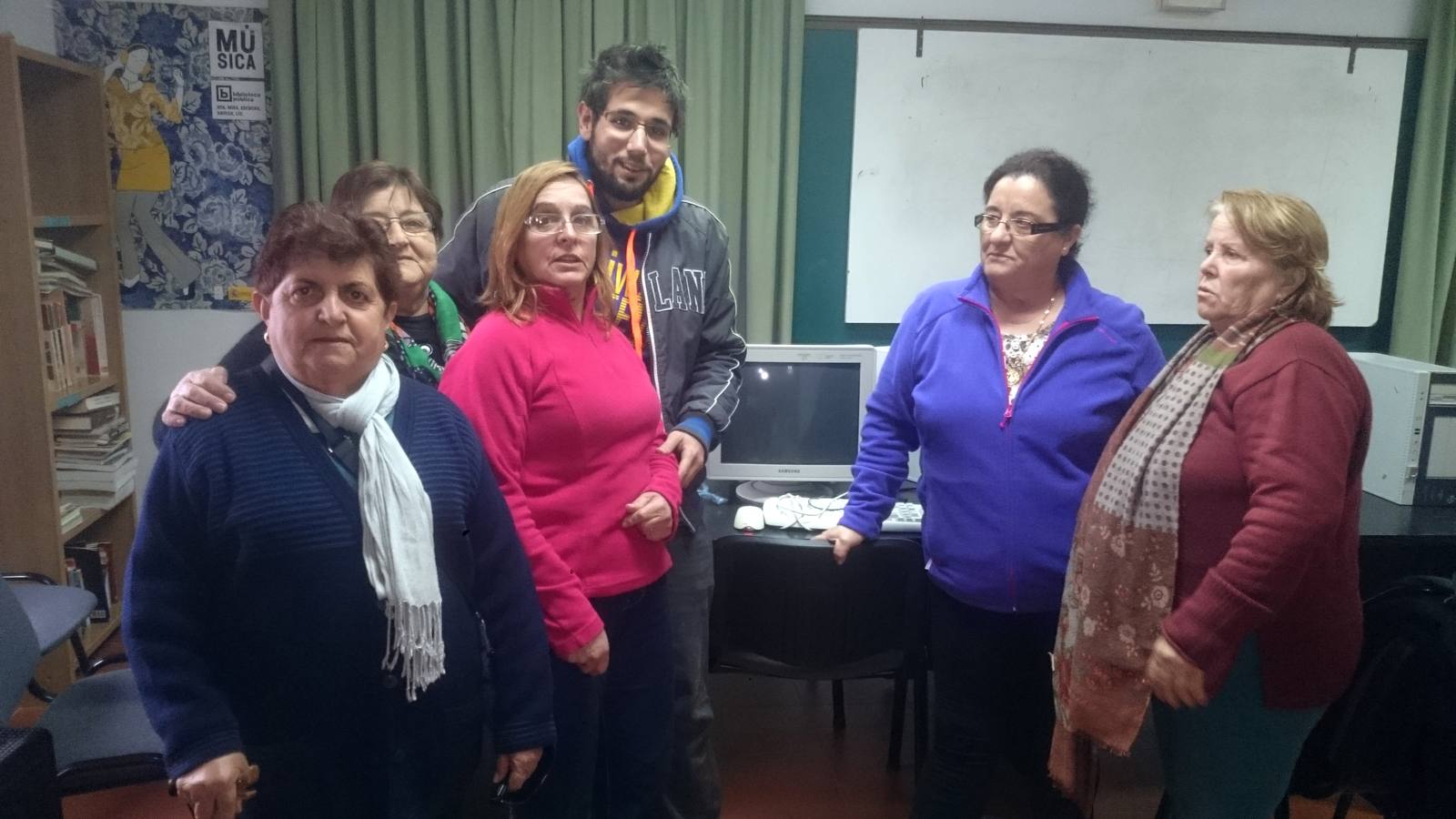 Álvaro Fernández entregando los ordenadores